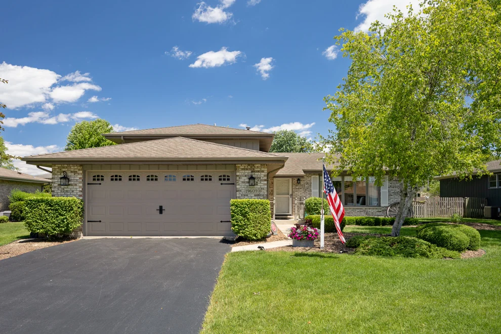 Unit for sale at 19609 S Old Coach Trail, Frankfort, IL 60423