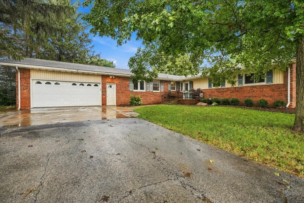 Unit for sale at 27501 Woods Road, Farmer City, IL 61842