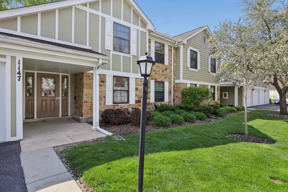 Unit for sale at 1147 Middlebury Lane, Wheeling, IL 60090