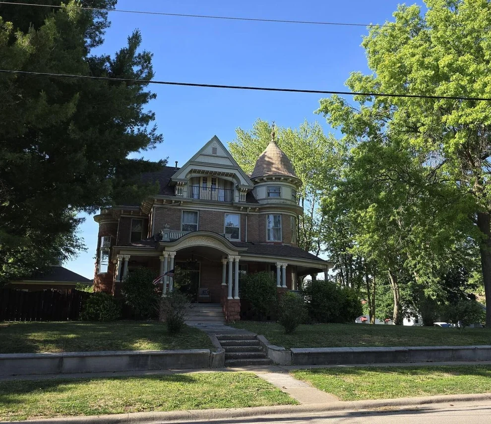 Unit for sale at 320 E 2nd Avenue, Monmouth, IL 61462