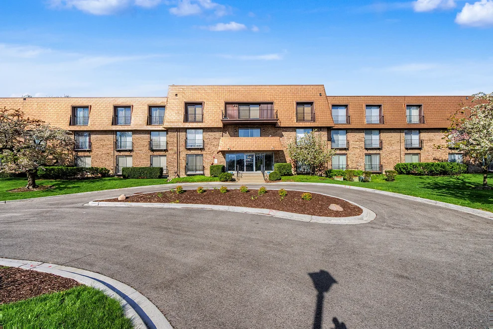 Unit for sale at 4050 Dundee Road, Northbrook, IL 60062