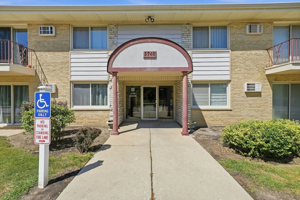 Unit for sale at 5740 Concord Lane, Clarendon Hills, IL 60514