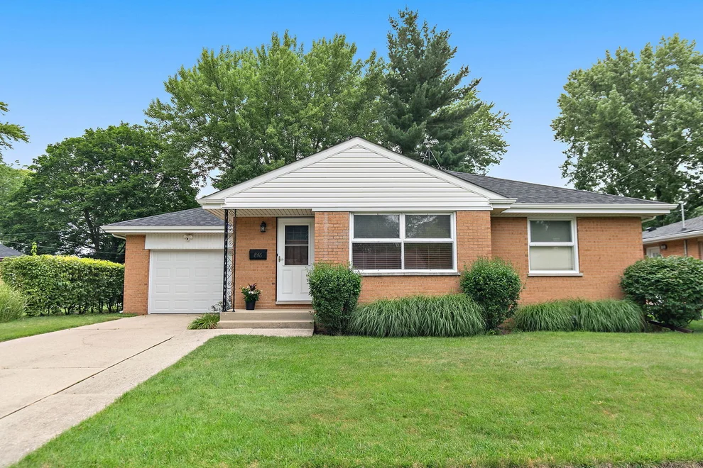 Unit for sale at 846 Sioux Drive, Elgin, IL 60120