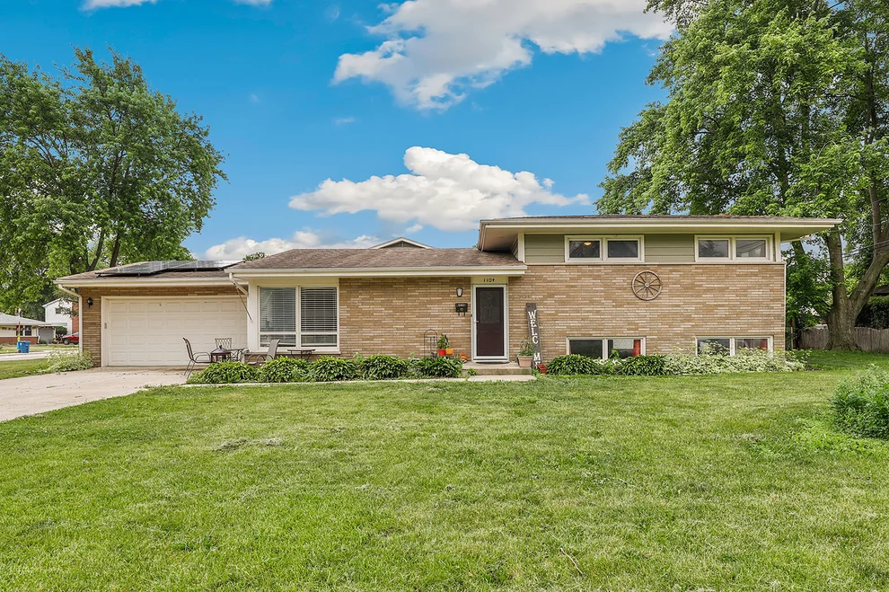 Unit for sale at 1104 New Haven Avenue, Aurora, IL 60506