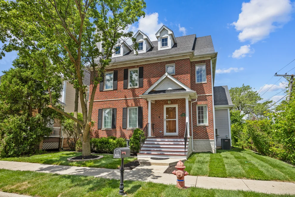 Unit for sale at 335 W Carriage Lane, Bensenville, IL 60106