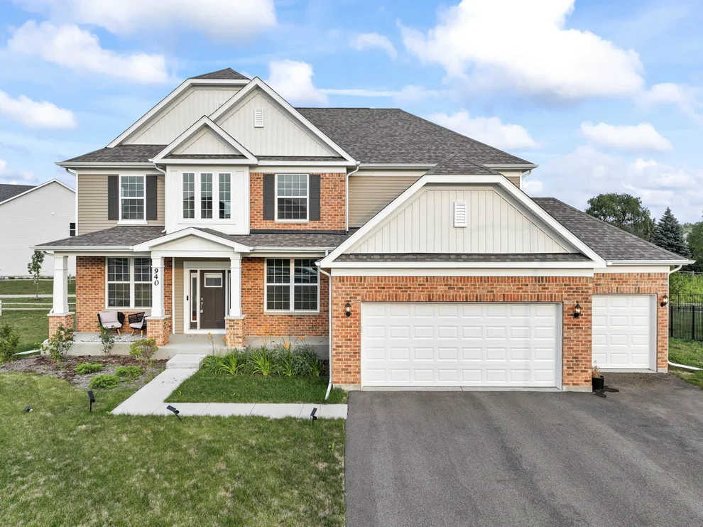 Unit for sale at 940 Treeline Drive, Algonquin, IL 60102