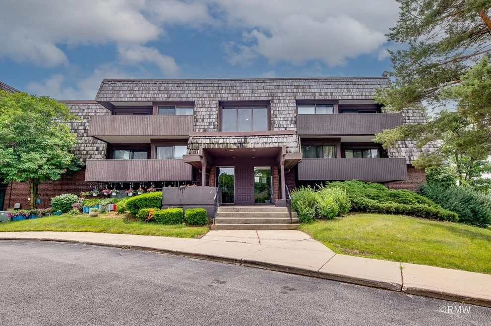 Unit for sale at 525 TIMBER RIDGE Drive, Carol Stream, IL 60188