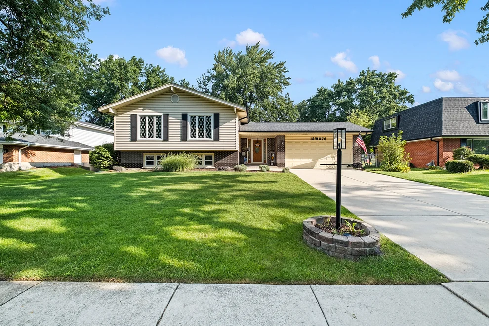 Unit for sale at 18W076 71st Street, Darien, IL 60561