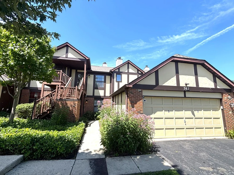 Unit for sale at 382 Sandhurst Circle, Glen Ellyn, IL 60137