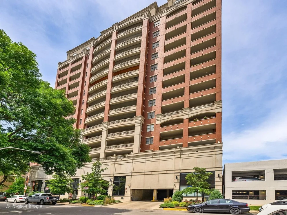 Unit for sale at 828 W Grace Street, Chicago, IL 60613