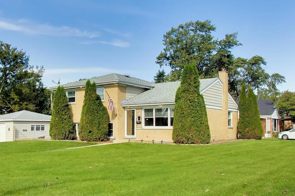 Unit for sale at 44 Cranbrook Drive, Des Plaines, IL 60016