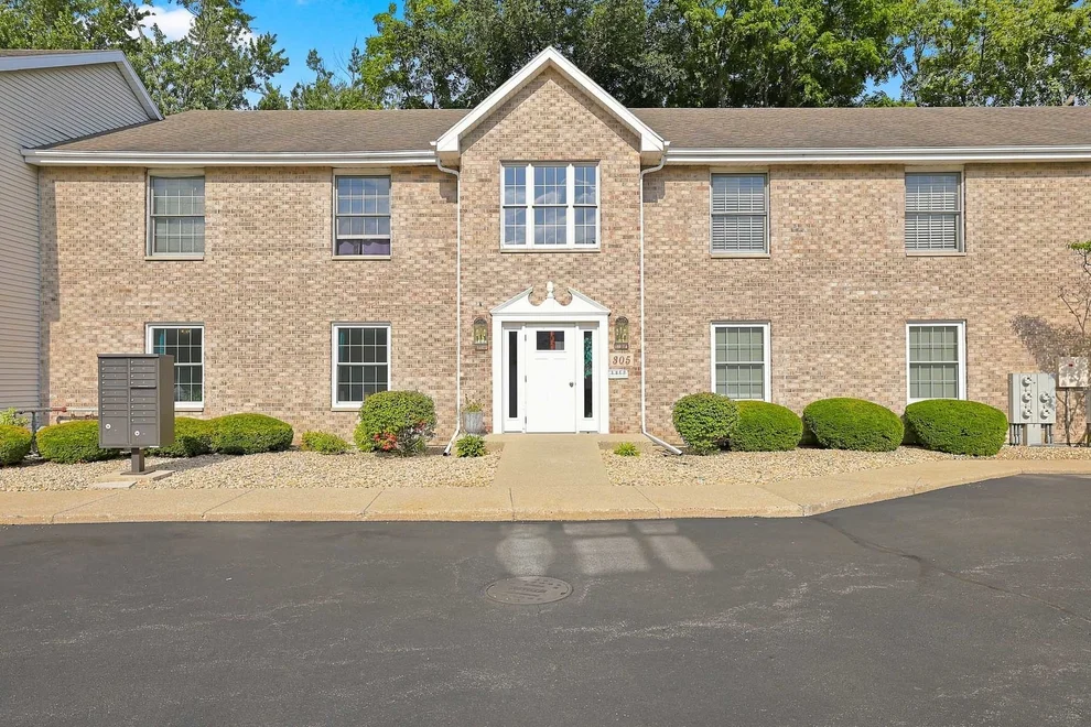 Unit for sale at 305 N Airlite Street, Elgin, IL 60123