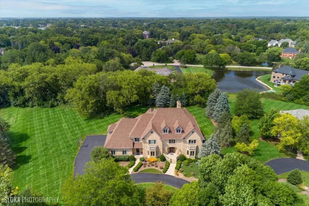Unit for sale at 12 Bridlewood Trail, South Barrington, IL 60010