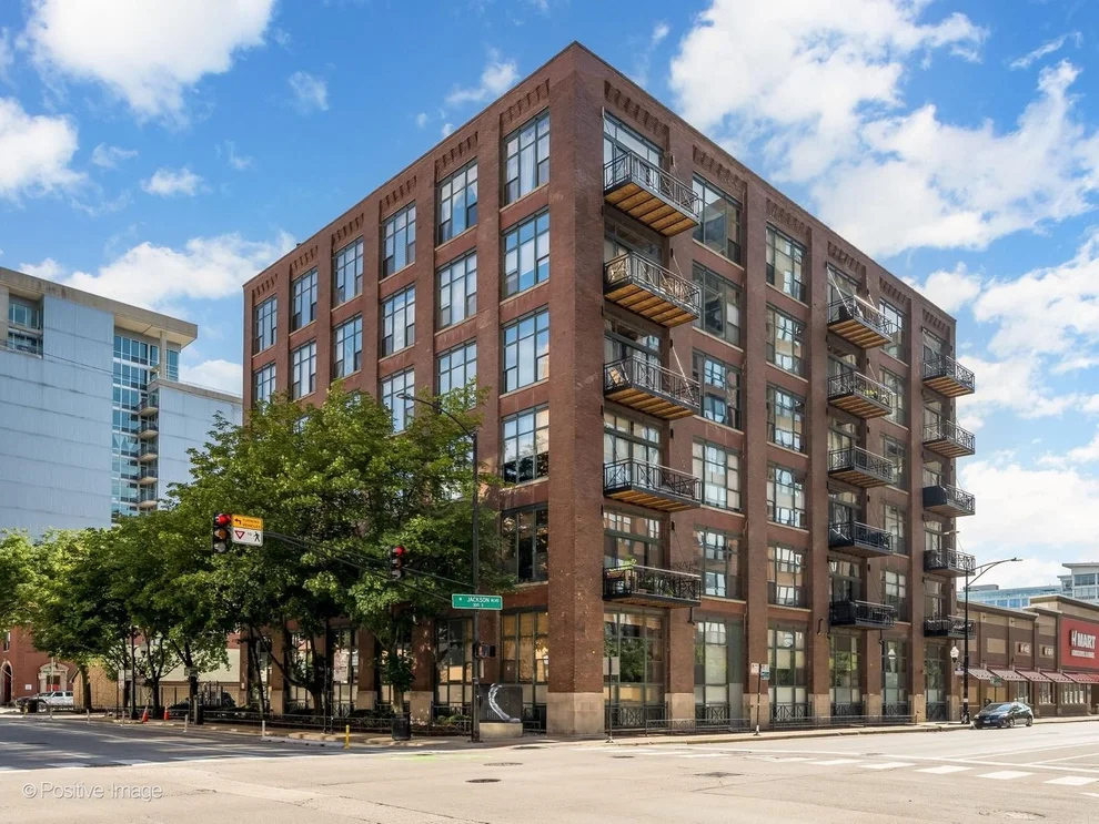 Unit for sale at 701 W Jackson Boulevard, Chicago, IL 60661