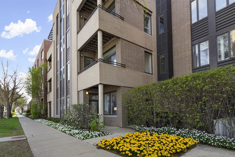 Unit for sale at 2409 W Catalpa Avenue, Chicago, IL 60625