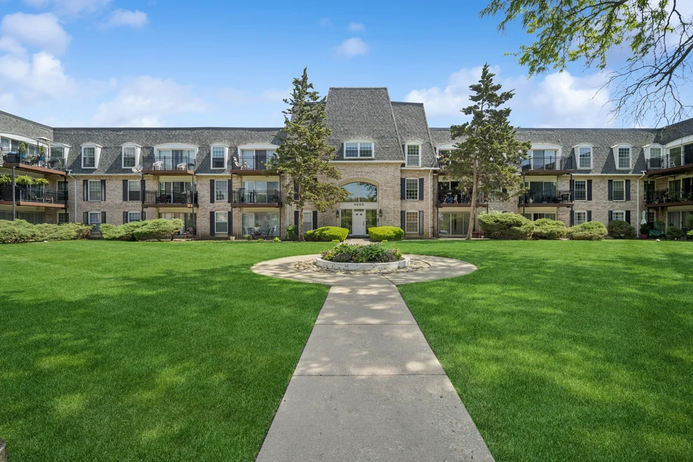 Unit for sale at 5200 Carriageway Drive, Rolling Meadows, IL 60008