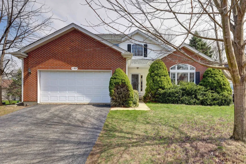 Unit for sale at 102 N Crooked Lake Lane, Lindenhurst, IL 60046