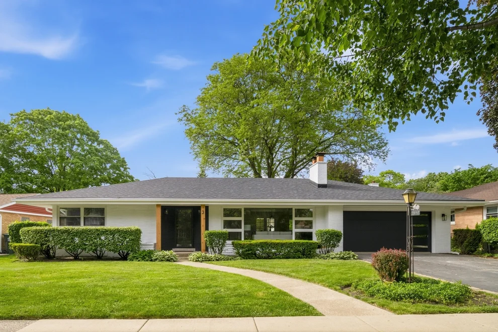 Unit for sale at 3 W Berkshire Lane, Mount Prospect, IL 60056