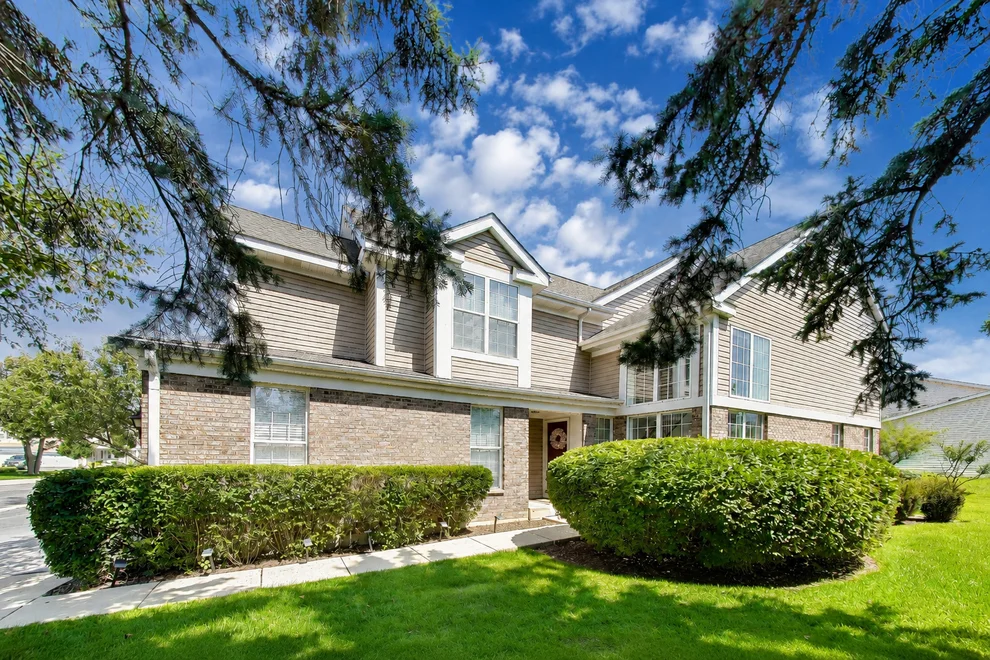Unit for sale at 621 CITADEL Drive, Westmont, IL 60559