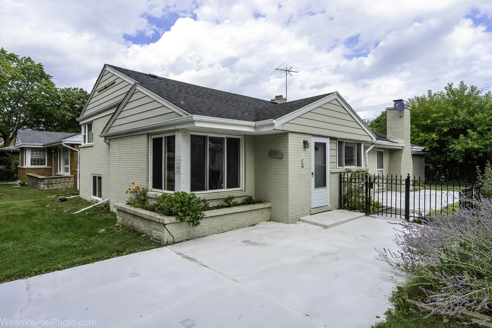Unit for sale at 7261 N East Prairie Road, Lincolnwood, IL 60712