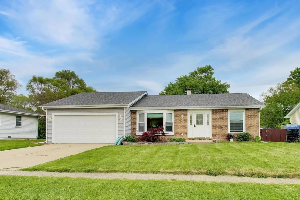 Unit for sale at 1410 N Scully Drive, McHenry, IL 60050