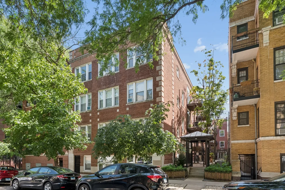 Unit for sale at 715 W Barry Avenue, Chicago, IL 60657