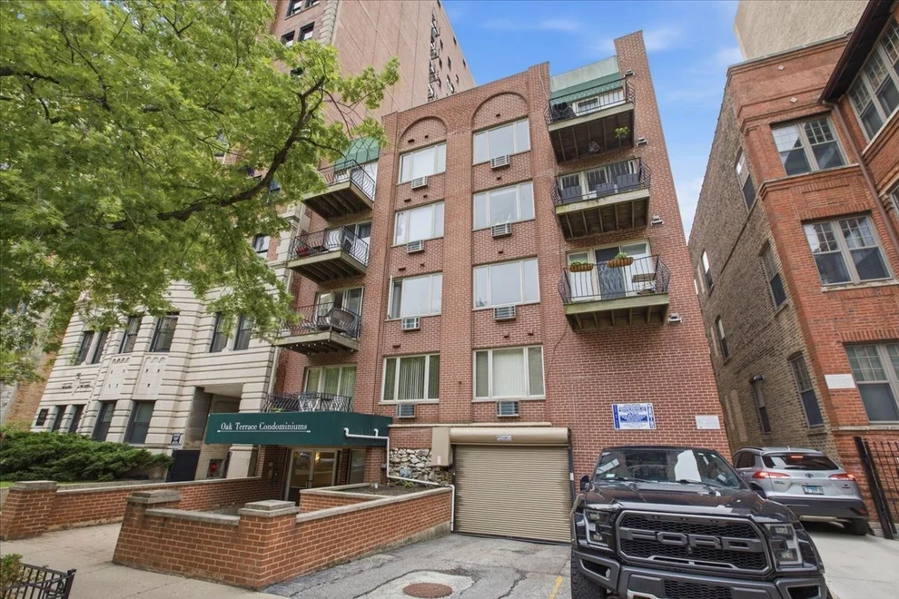 Unit for sale at 435 W Oakdale Avenue, Chicago, IL 60657