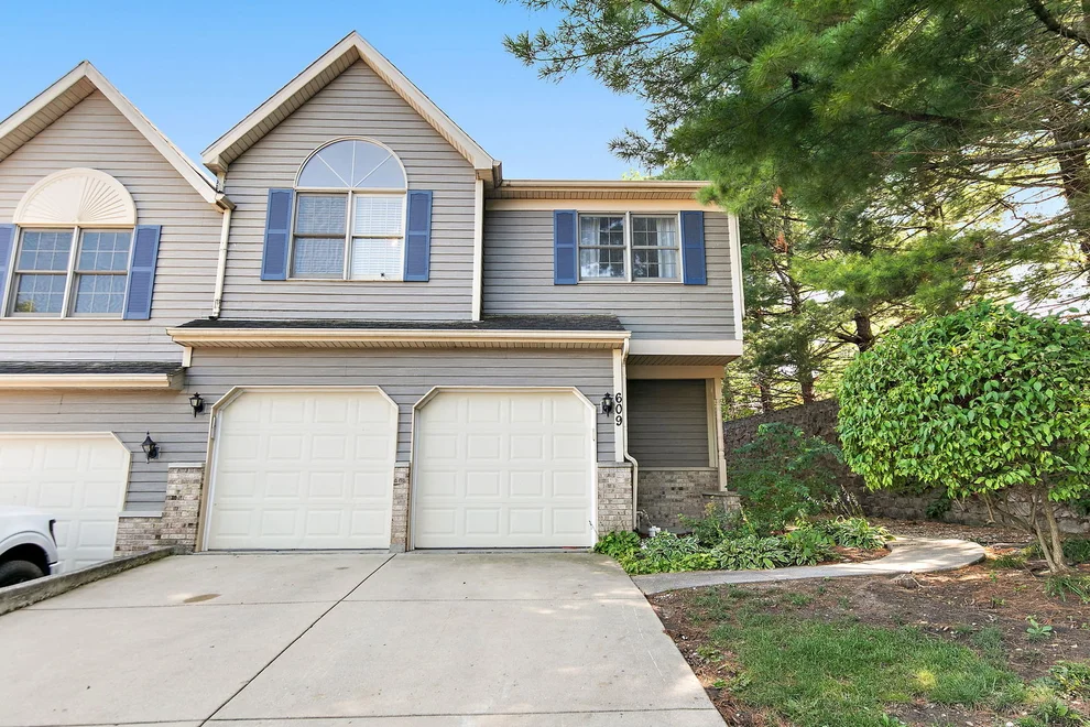 Unit for sale at 609 River Bluff Drive, Carpentersville, IL 60110