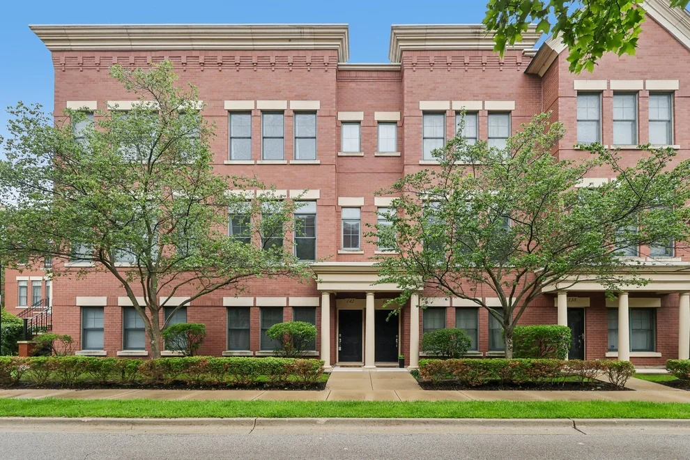 Unit for sale at 142 Dawson Drive, Elgin, IL 60120