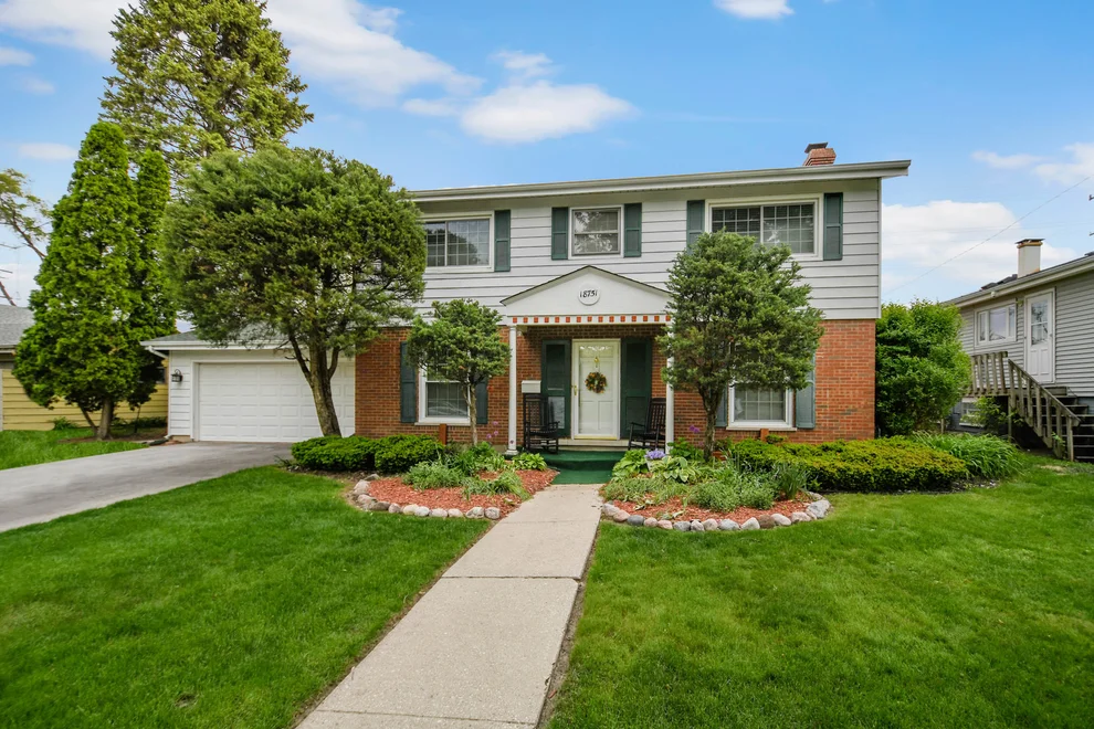 Unit for sale at 18751 Kings Road, Homewood, IL 60430