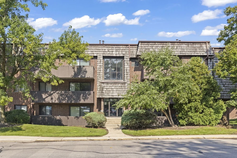 Unit for sale at 516 Timber Ridge Drive, Carol Stream, IL 60188