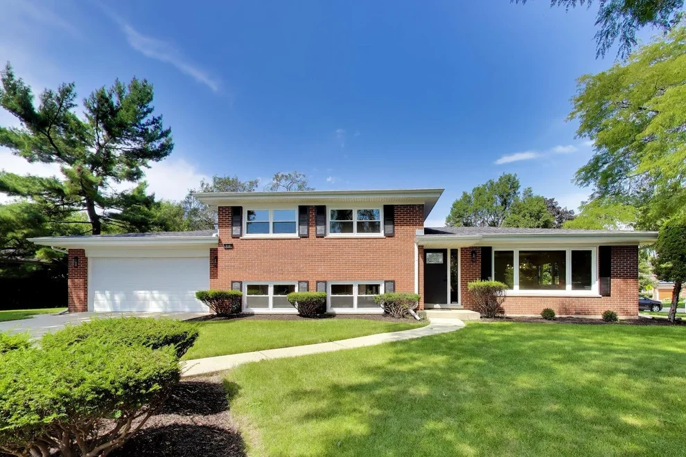 Unit for sale at 910 E Kimber Lane, Arlington Heights, IL 60005