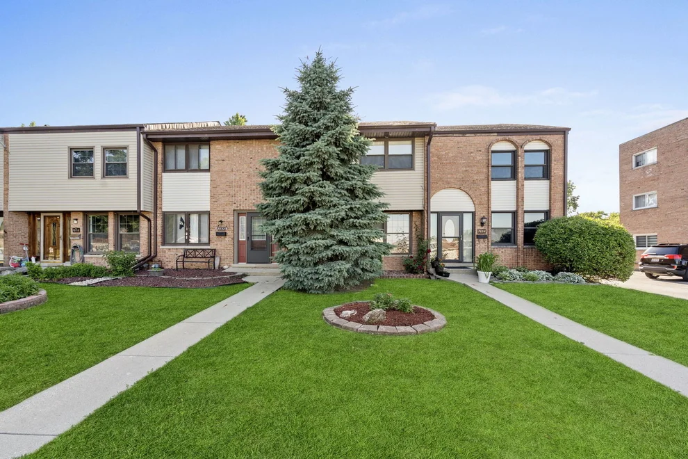 Unit for sale at 7628 S 88 Avenue, Justice, IL 60458