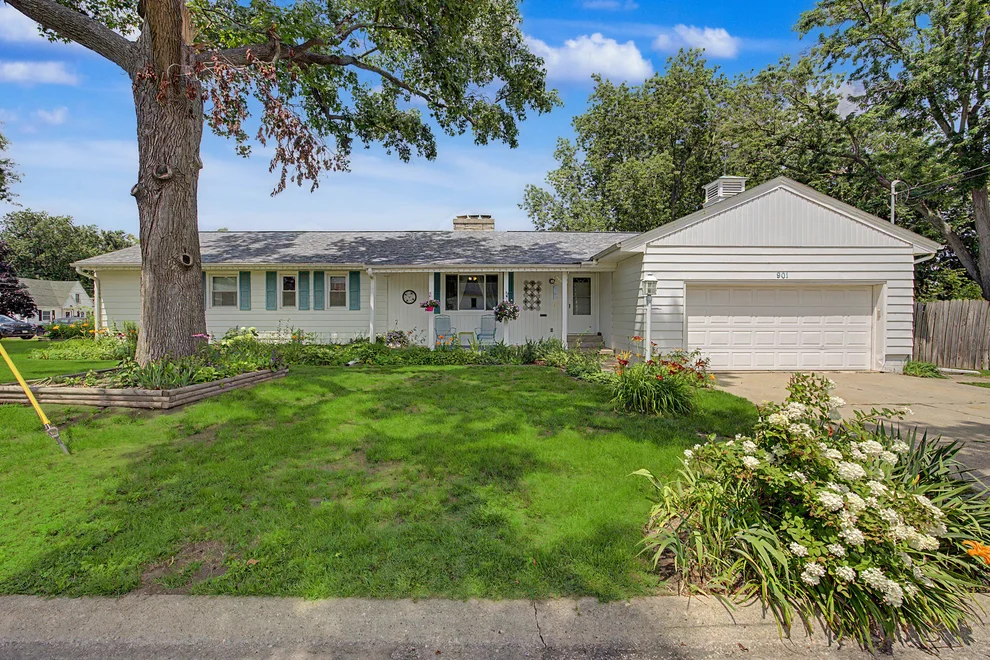 Unit for sale at 901 E ADAMS Street, Washington, IL 61571