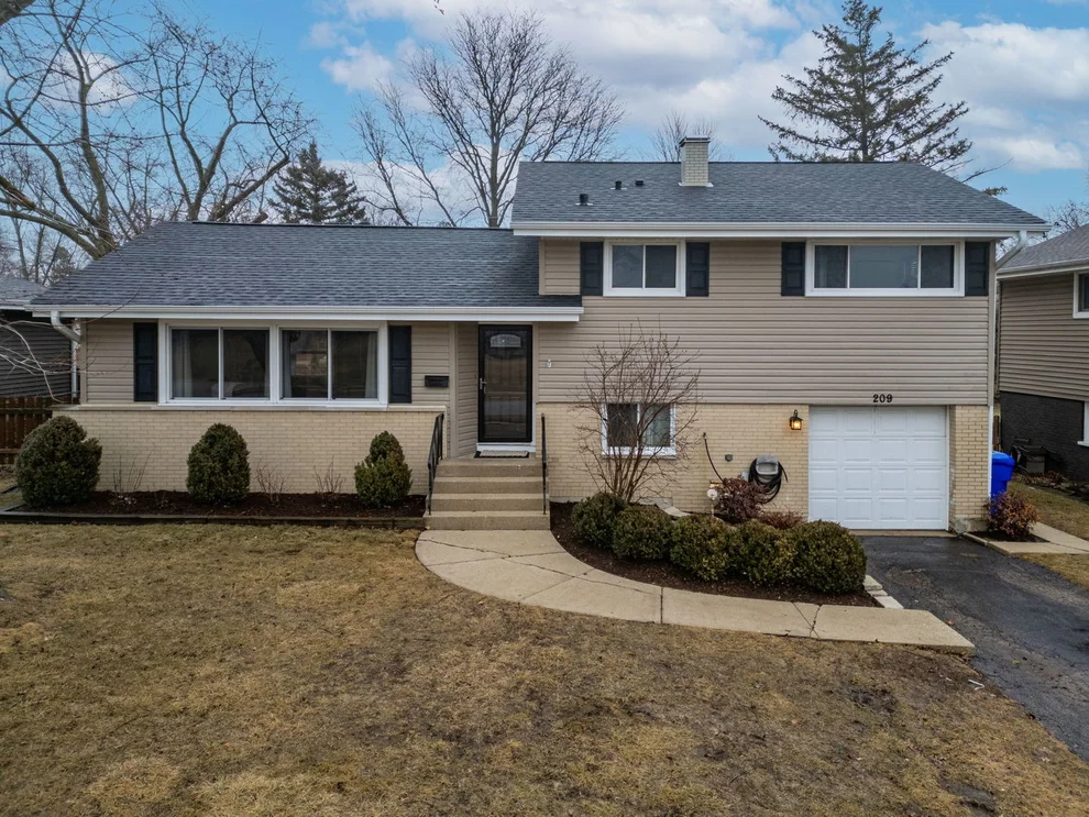 Unit for sale at 209 S Hazelton Avenue, Wheaton, IL 60187