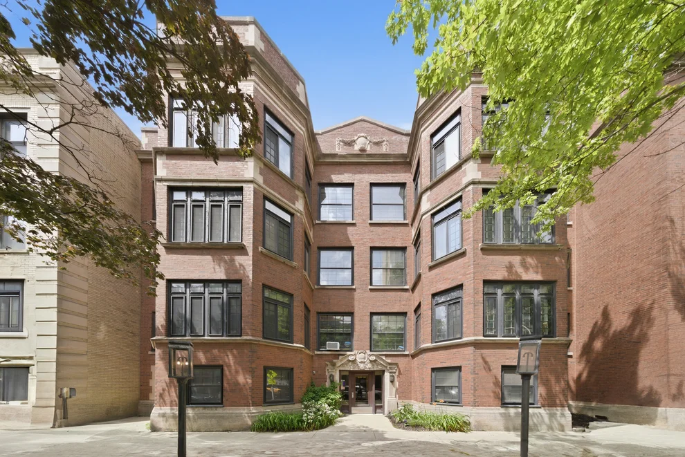 Unit for sale at 518 W Surf Street, Chicago, IL 60657
