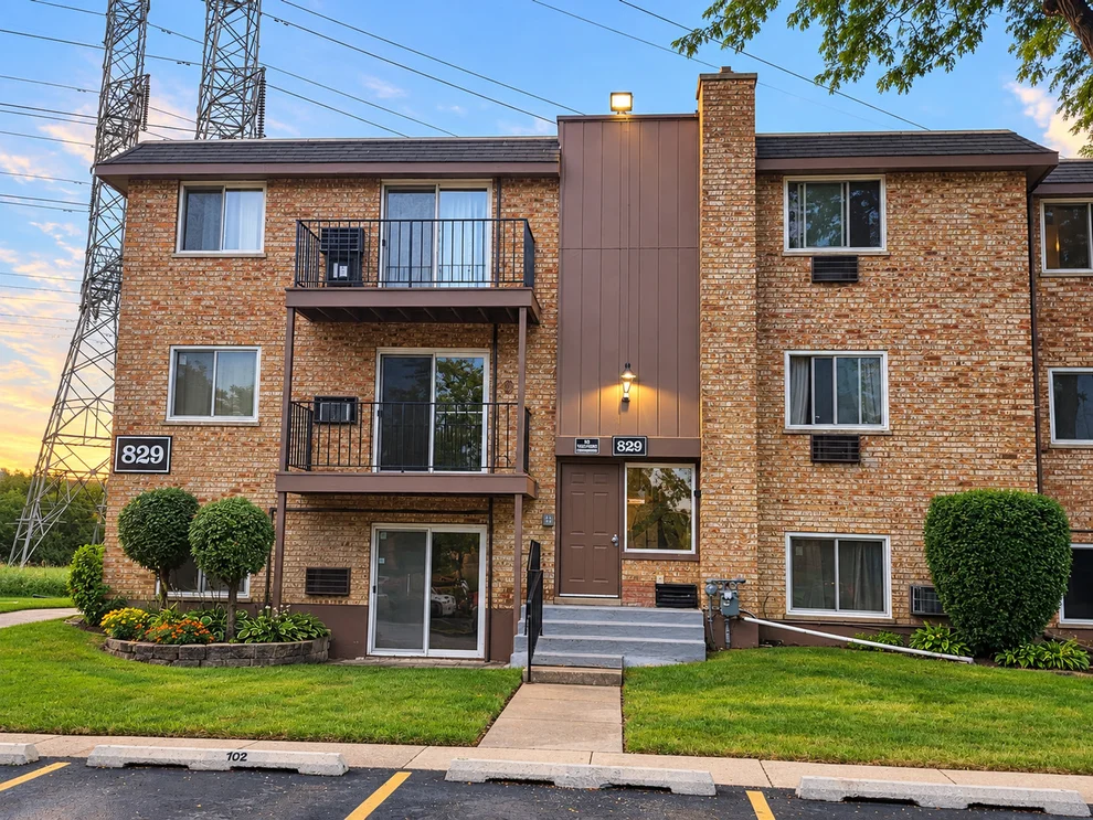 Unit for sale at 829 W College Boulevard, Addison, IL 60101