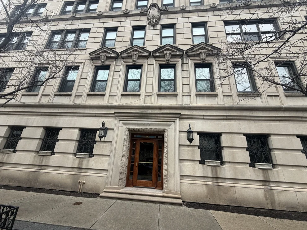 Unit for sale at 2912 N COMMONWEALTH Avenue, Chicago, IL 60657