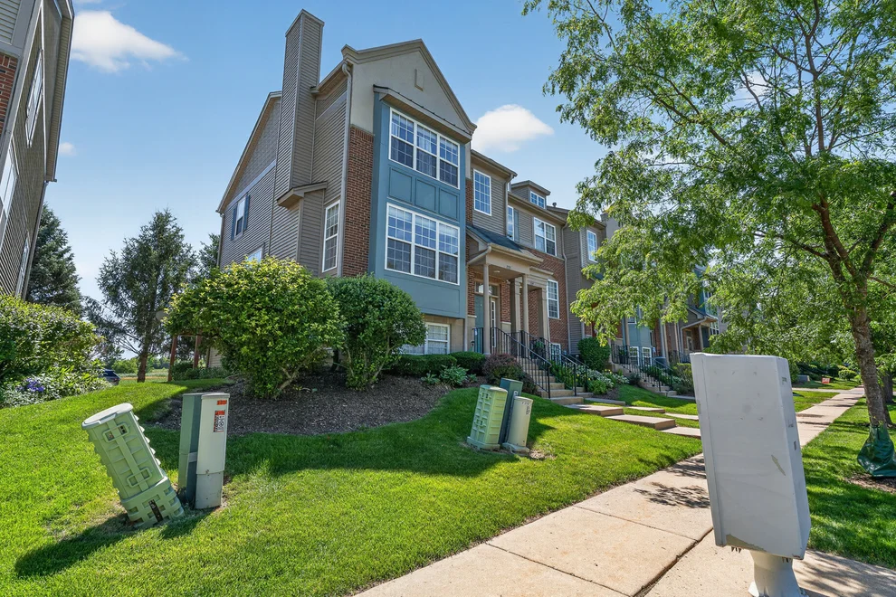 Unit for sale at 205 Station Park Circle, Grayslake, IL 60030