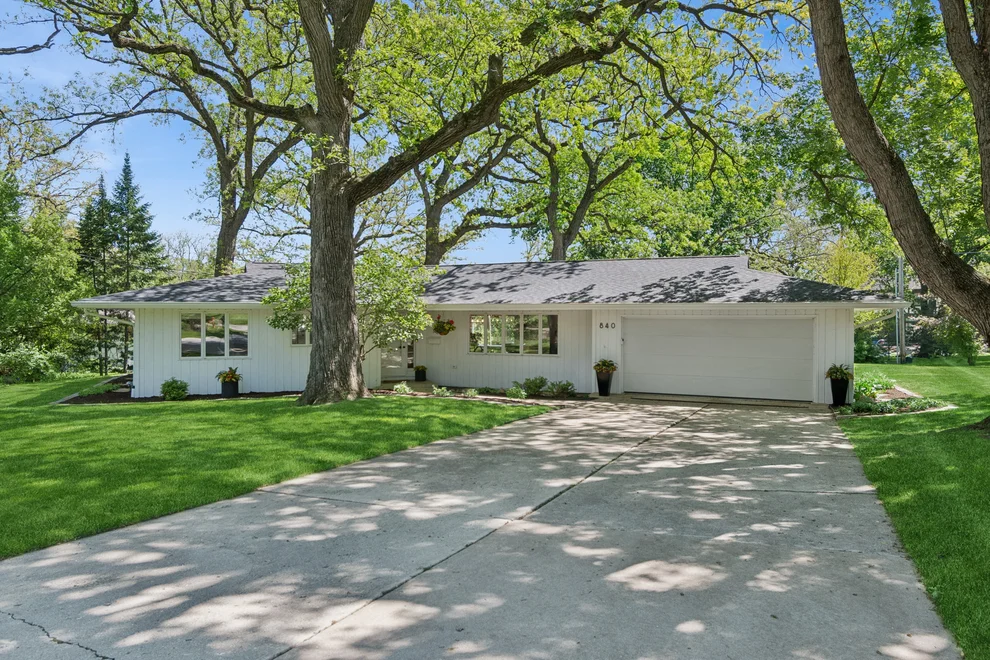 Unit for sale at 840 Hawthorne Drive, Naperville, IL 60540