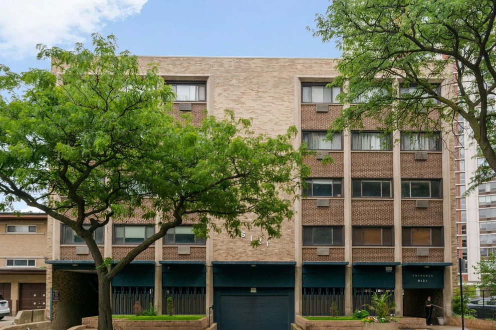 Unit for sale at 6121 N Sheridan Road, Chicago, IL 60660
