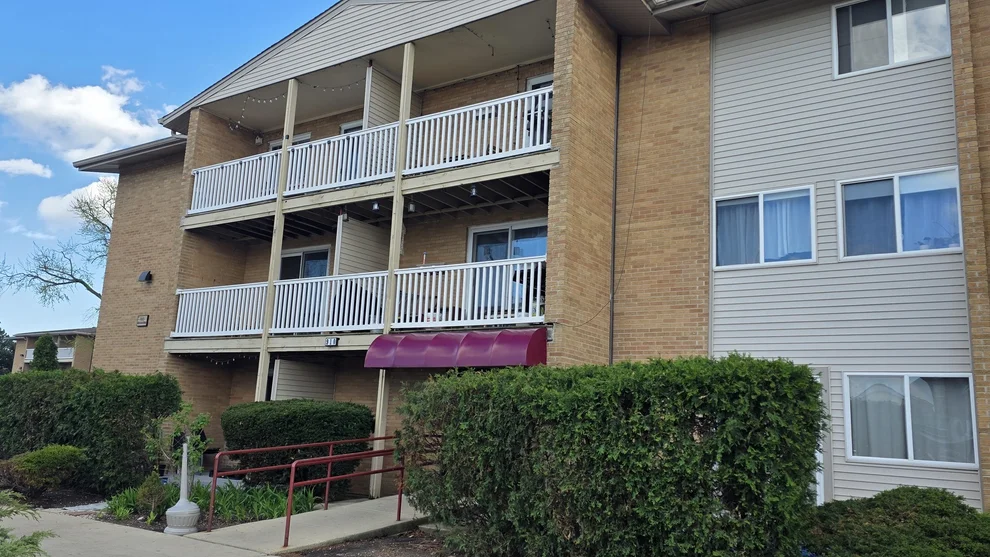 Unit for sale at 910 Beau Drive, Des Plaines, IL 60016