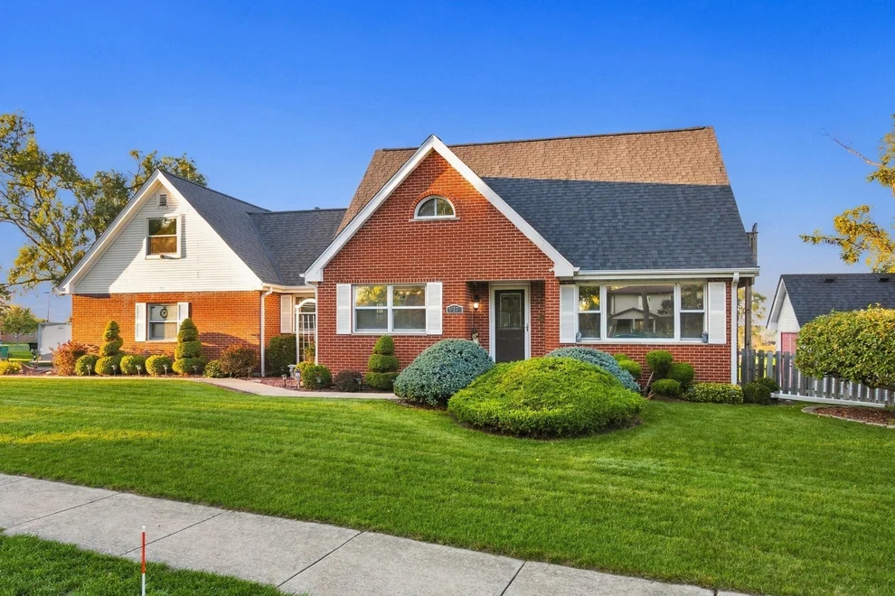 Unit for sale at 917 McCarthy Road, Lemont, IL 60439