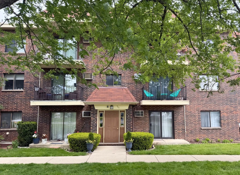 Unit for sale at 942 N Rohlwing Road, Addison, IL 60101