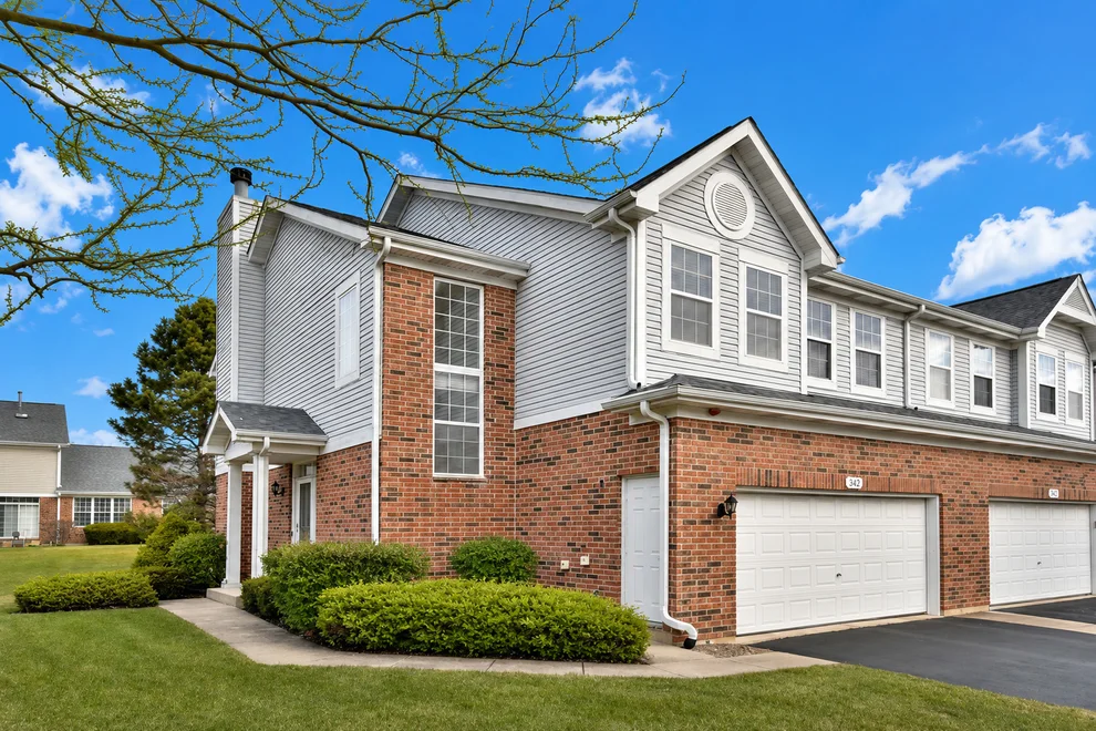 Unit for sale at 129 Chestnut Hills Circle, Burr Ridge, IL 60527