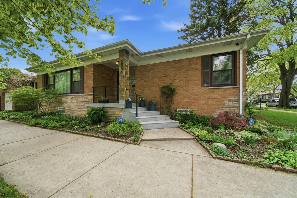 Unit for sale at 2456 W Farwell Avenue, Chicago, IL 60645