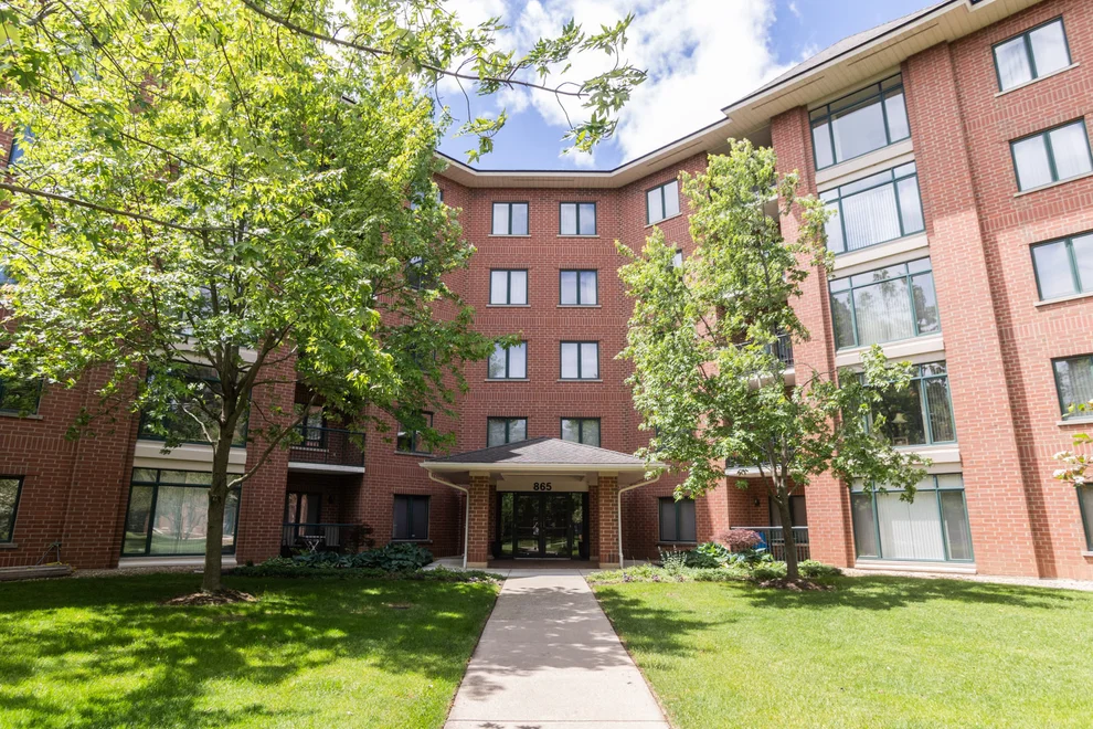 Unit for sale at 865 E 22nd Street, Lombard, IL 60148