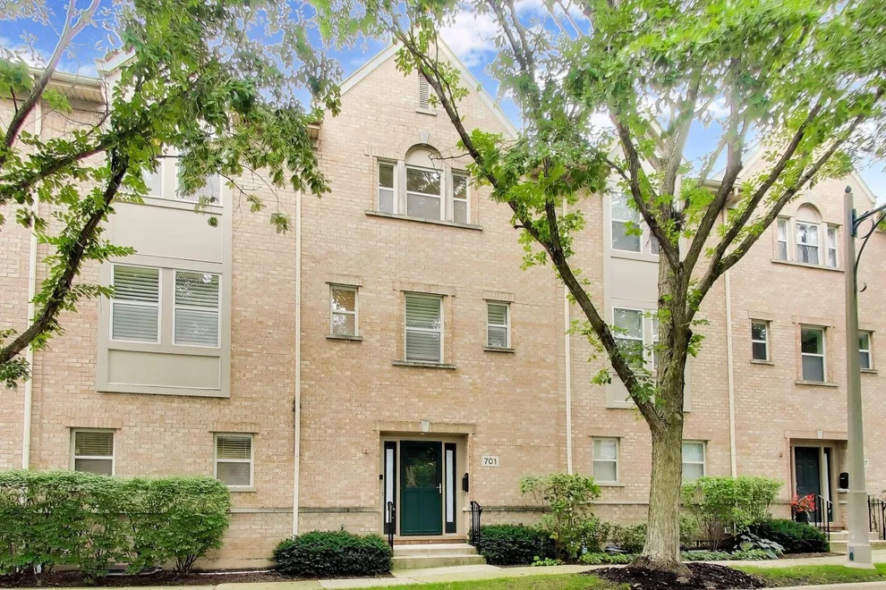 Unit for sale at 701 Lyster Road, Highwood, IL 60040