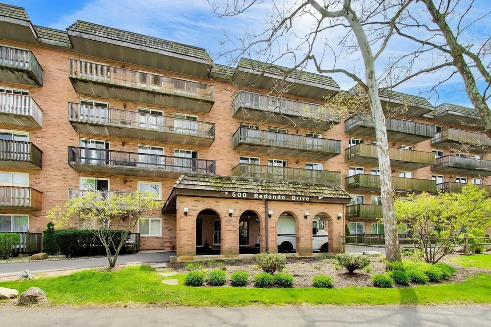 Unit for sale at 500 Redondo Drive, Downers Grove, IL 60516