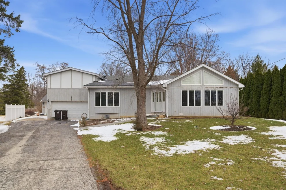 Unit for sale at 23203 N Prairie Lane, Lincolnshire, IL 60069